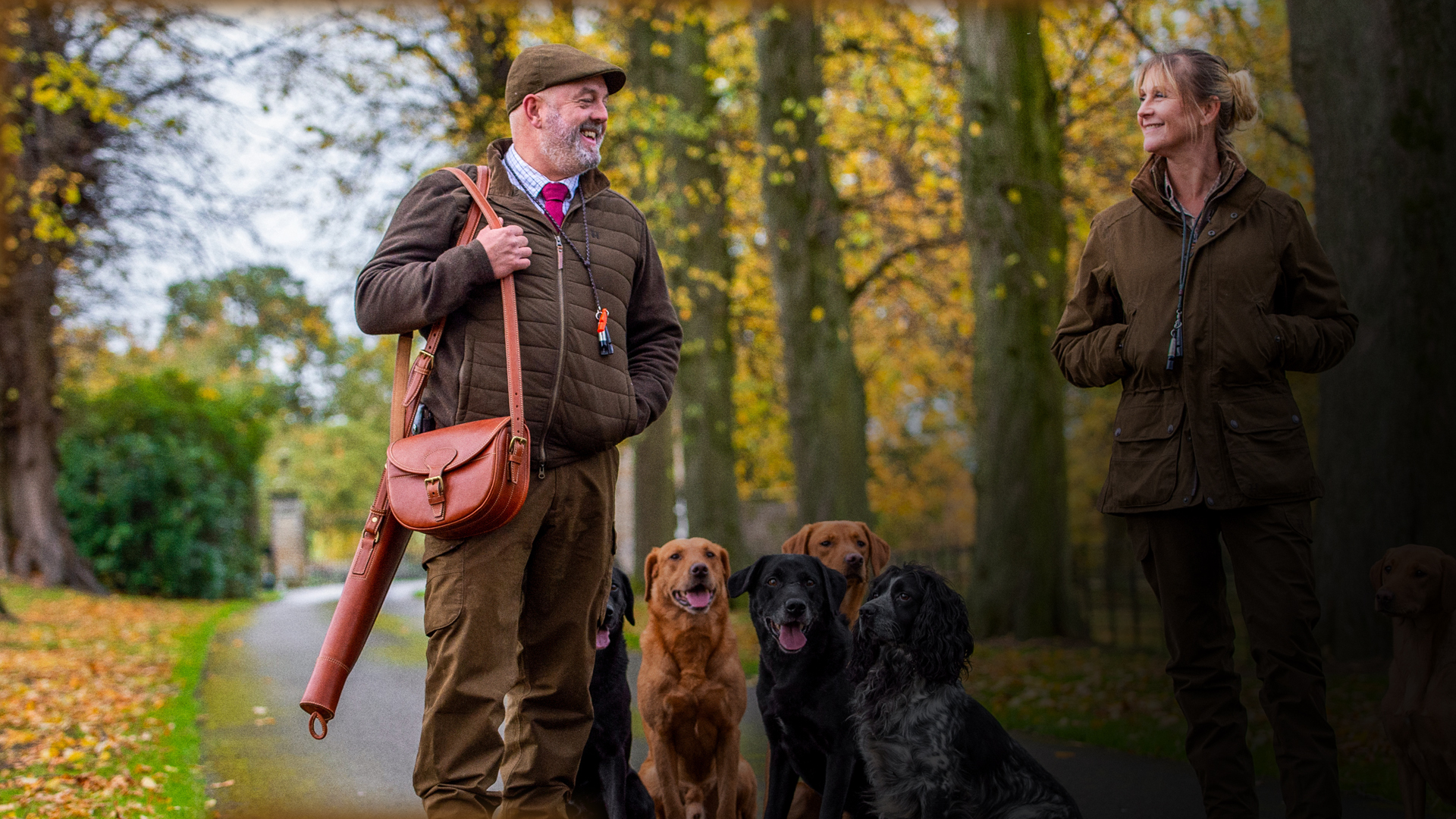 En jæger med sin hund og jagttaske